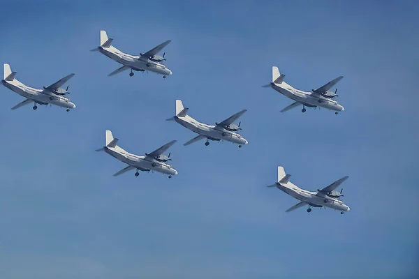 Nombreux Avions Blancs Vue Bas Avion Volant Avec Ciel Bleu — Photo