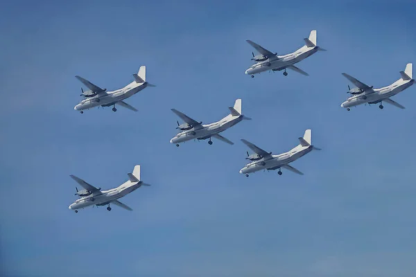 Muchos Aviones Blancos Aviones Vista Inferior Volando Con Cielo Azul —  Fotos de Stock