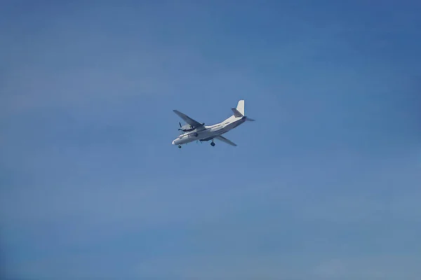 Avión Blanco Avioneta Vista Inferior Volando Con Cielo Azul Con — Foto de Stock