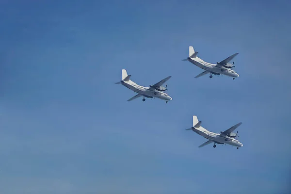 Τρία Λευκά Αεροπλάνα Κάτω Όψη Που Φέρουν Μπλε Ουρανό Στο — Φωτογραφία Αρχείου