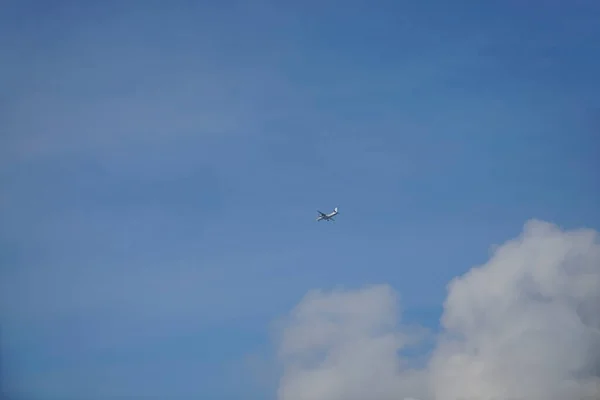Fehér Repülőgép Repülőgép Alsó Nézet Repülő Kék Nagy Felhők Háttérben — Stock Fotó