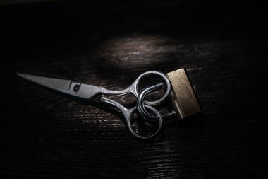 Makas masadaki asma kilide kilitlendi