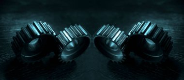 4 dişli, koyu ahşap masa yüzeyinde yan yana. Siyah arka planda izole edilmiş 4 metal dişli.. 