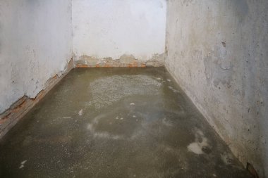 Soğuk beton odada buzlu zemin, donmuş kış arka planında