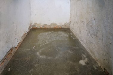 Soğuk beton odada buzlu zemin, donmuş kış arka planında