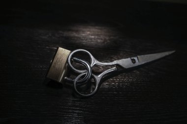 Makas masadaki asma kilide kilitlendi