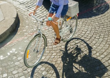 Şoförlü bir kadın bisiklete biniyor. Trafik sıkışık. PARIS, FRANSA 