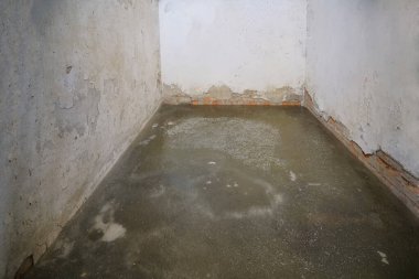 Soğuk beton odada buzlu zemin, donmuş kış arka planında