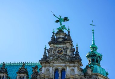 Başmelek Michael Lucifer 'i yendi. Düşmüş meleği. Almanya 'nın Hamburg kentindeki belediye binası.