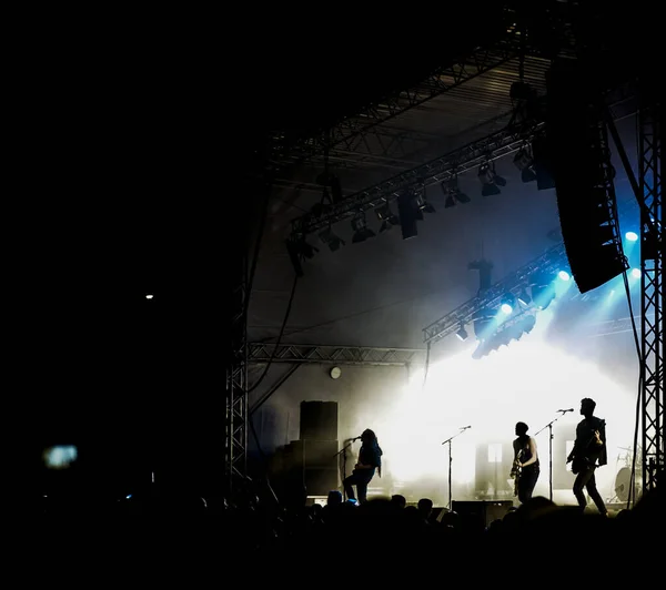 Tłum Ludzi Koncercie Rockowym Sylwetka Wokalisty Gitarzysty Scenie Muzycznego Festiwalu — Zdjęcie stockowe