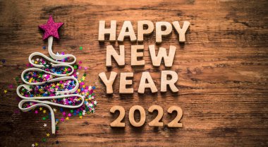 Bir çok renkli konfetiden Noel Ağacı 'nın sembolü, dantel ve kırmızı oyuncaklar eski antika, eski, eski, ahşap, ahşap arka plan. Mutlu yeni yıl 2022 yılının yazıtları için boş kopya alanı.