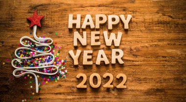 Bir çok renkli konfetiden Noel Ağacı 'nın sembolü, dantel ve kırmızı oyuncaklar eski antika, eski, eski, ahşap, ahşap arka plan. Mutlu yeni yıl 2022 yılının yazıtları için boş kopya alanı.