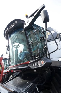 Kabin modern biçerdöveri gökyüzü arkaplanı ile birleştirin. 