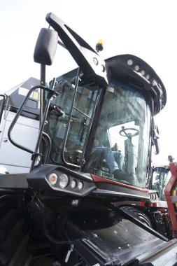 Kabin modern biçerdöveri gökyüzü arkaplanı ile birleştirin. 