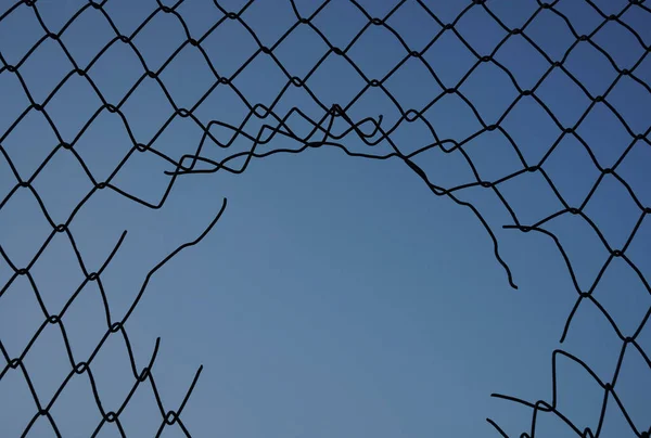 Beschadiging Draadgaas Blauwe Lucht Achtergrond Mesh Netting Met Gat Geïsoleerd — Stockfoto