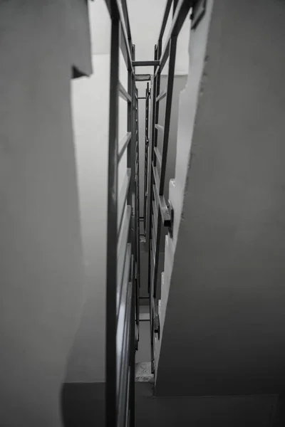 階段がない 近代的な階段だ 鋼の手すり 視点の階段 — ストック写真