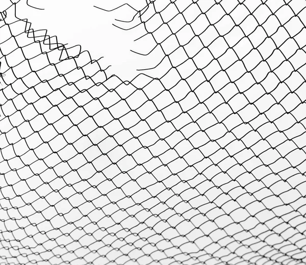 Schaden Drahtgeflecht Auf Weißem Hintergrund Gitternetz Mit Loch Isoliert Auf — Stockfoto
