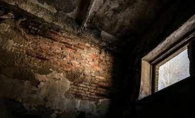 Boş sahne arkaplanı. Boş bir tuğla duvarın penceresinden olay ışığı. Karanlık, soyut bir arkaplan. dramatik ışık. 