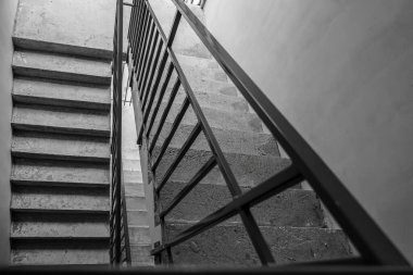 Paslanmaz çelikten kapalı beton merdiven. 