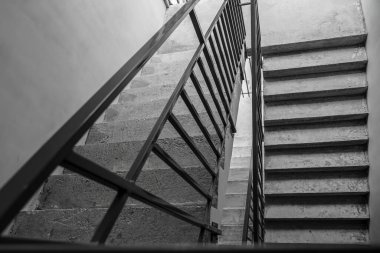Paslanmaz çelikten kapalı beton merdiven. 