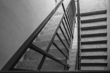 Paslanmaz çelikten kapalı beton merdiven. 