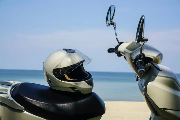Мотоциклетный Шлем Лежит Месте Скутера Полноразмерный Шлем Сиденье Легкого Мотоцикла — стоковое фото