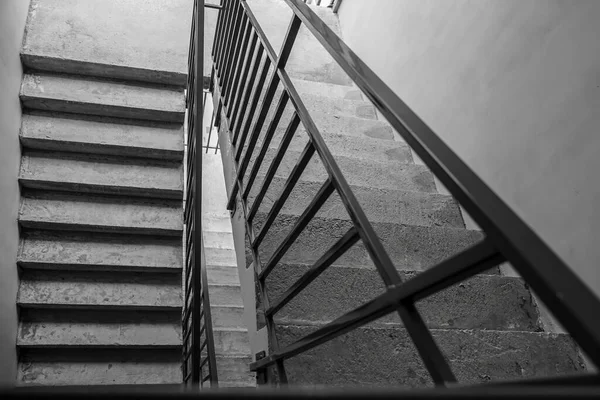 ステンレス製の屋内コンクリート階段 — ストック写真