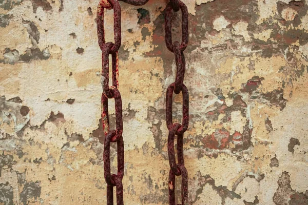 Rusty Chains Hanging Concrete Wall Background Vintage Retro Style — Stock Photo, Image