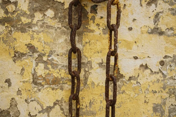 Rusty Chains Hanging Concrete Wall Background Vintage Retro Style — Stock Photo, Image