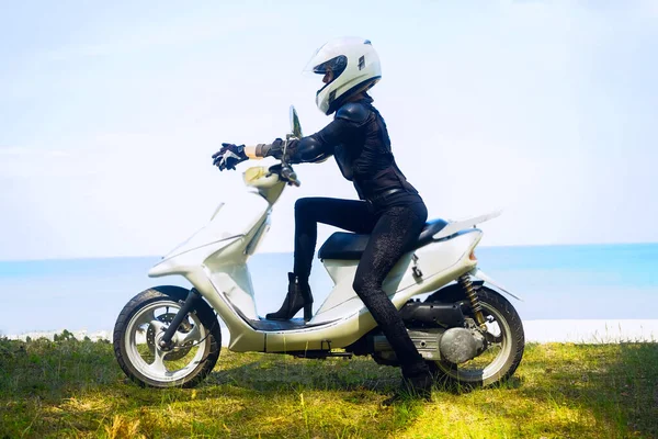 Mujer Joven Viajero Está Conduciendo Scooter Sendero Rural Colina — Foto de Stock