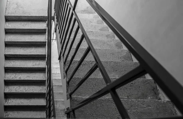 Paslanmaz Çelikten Kapalı Beton Merdiven — Stok fotoğraf