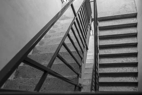 ステンレス製の屋内コンクリート階段 — ストック写真