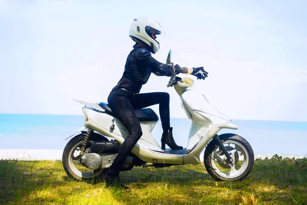 Mujer Joven Viajero Está Conduciendo Scooter Sendero Rural Colina — Foto de Stock