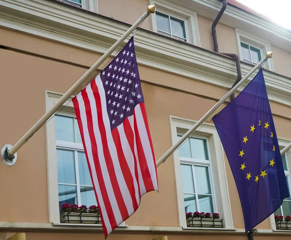 Σημαίες Της Αμερικής Και Της Ευρωπαϊκής Ένωσης Κυματίζουν Στον Άνεμο — Φωτογραφία Αρχείου