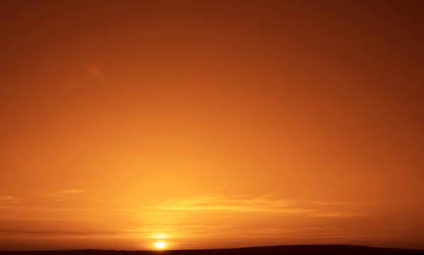 Sonnenuntergang See Mit Sonnenuntergang Hinter Den Bergen — Stockfoto