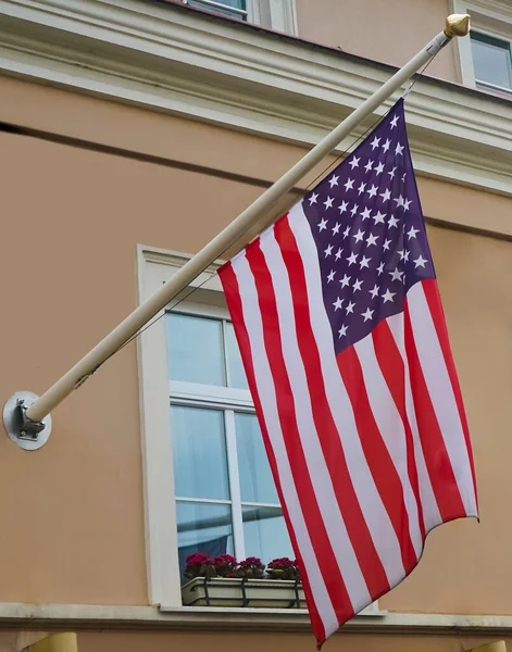 Amerikanische Flagge Weht Wind Flagge Der Usa Botschaftsgebäude Vilnius — Stockfoto