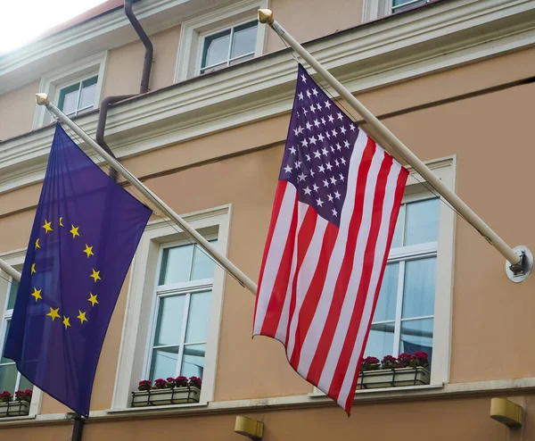 Banderas Americanas Unión Europea Ondeando Viento Banderas Los Estados Unidos — Foto de Stock