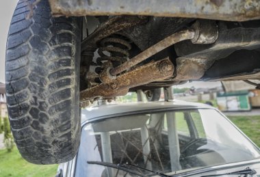 Süspansiyon sistemi. Şok emici yay ile yay, eski paslı arabanın süspansiyon sistemi