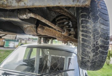 Süspansiyon sistemi. Şok emici yay ile yay, eski paslı arabanın süspansiyon sistemi