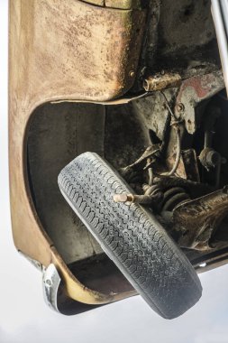 Hurdalıkta hasarlı paslı bir araba. Kırık ve çarpık araba..