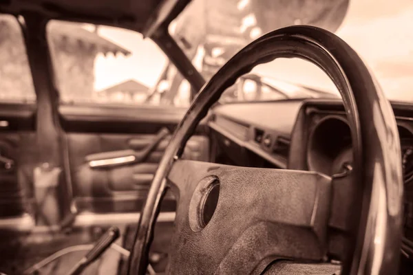 Część Zakurzonego Wnętrza Samochodu Kierownicą Drzwiami Płytka Głębia Ostrości — Zdjęcie stockowe