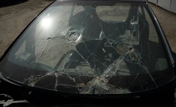 Σπασμένο Μετωπικό Γυαλί Του Αυτοκινήτου Θέα Από Εξωτερικό — Φωτογραφία Αρχείου
