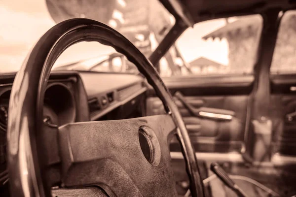 Parte Del Interior Polvoriento Del Coche Con Volante Puerta Profundidad — Foto de Stock