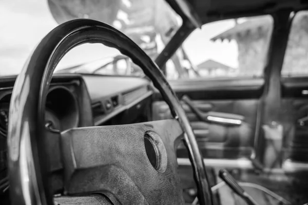 Часть Пыльного Интерьера Автомобиля Рулем Дверью Мелкая Глубина Резкости — стоковое фото