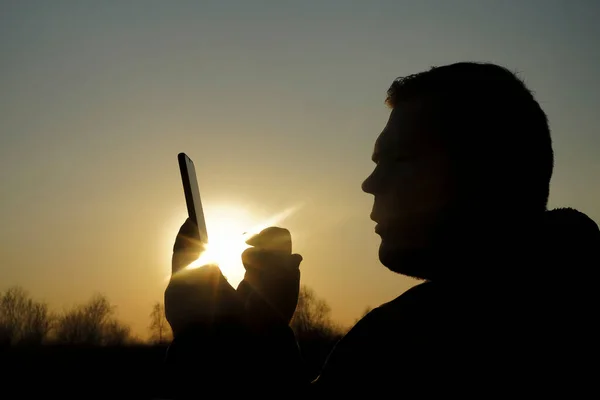 Silhueta Homem Meia Idade Usando Smartphone Durante Pôr Sol Conceito — Fotografia de Stock