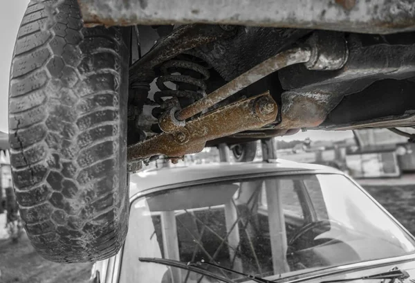 Σύστημα Αναστολής Αμορτισέρ Ελατήριο Πηνίο Σύστημα Ανάρτησης Παλαιού Σκουριασμένου Αυτοκινήτου — Φωτογραφία Αρχείου