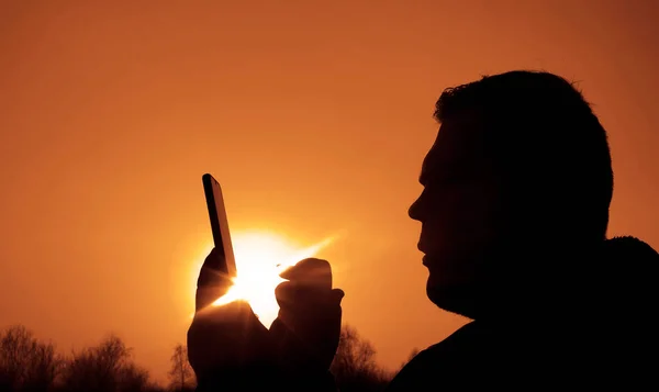 Silhouette Homme Âge Moyen Utilisant Smartphone Pendant Coucher Soleil Concept — Photo