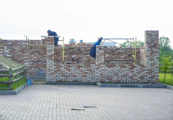 Arbeiter Verlegen Ziegelsteine Bauarbeiten Bauarbeiter Bauen Ziegelmauerwerk — Stockfoto