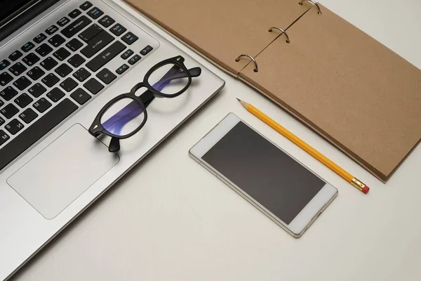 Escritorio Con Laptop Teléfono Móvil Nota Vasos Papelería Piso Tendido —  Fotos de Stock