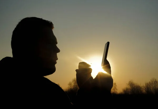 Silhueta Homem Meia Idade Usando Smartphone Durante Pôr Sol Conceito — Fotografia de Stock
